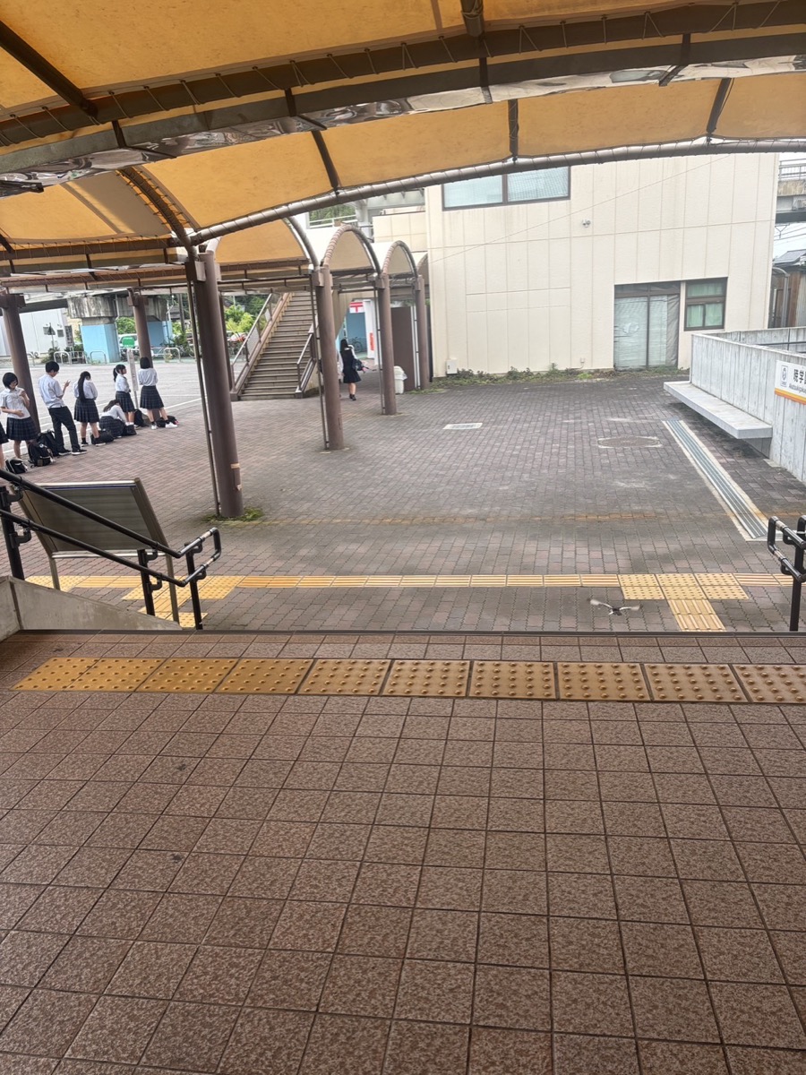 1. 暁学園前駅を出発