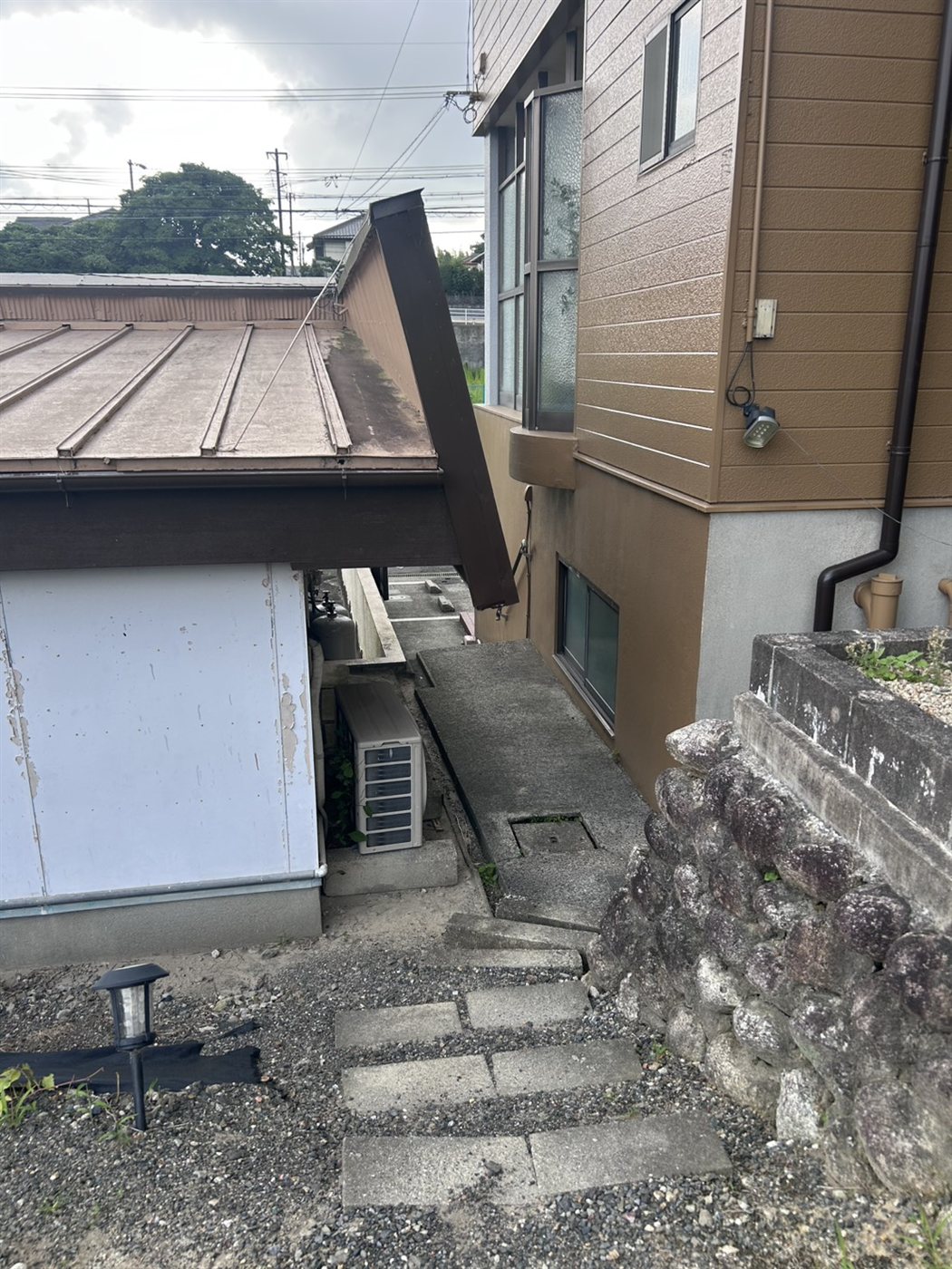 第二駐車場から医院へ向かう通路の階段