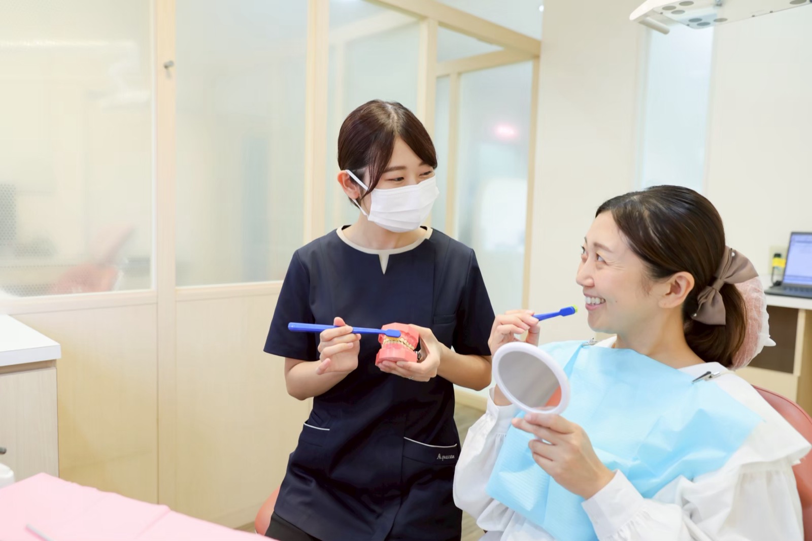 治療をがんばったお子さまと歯科衛生士のハイタッチ