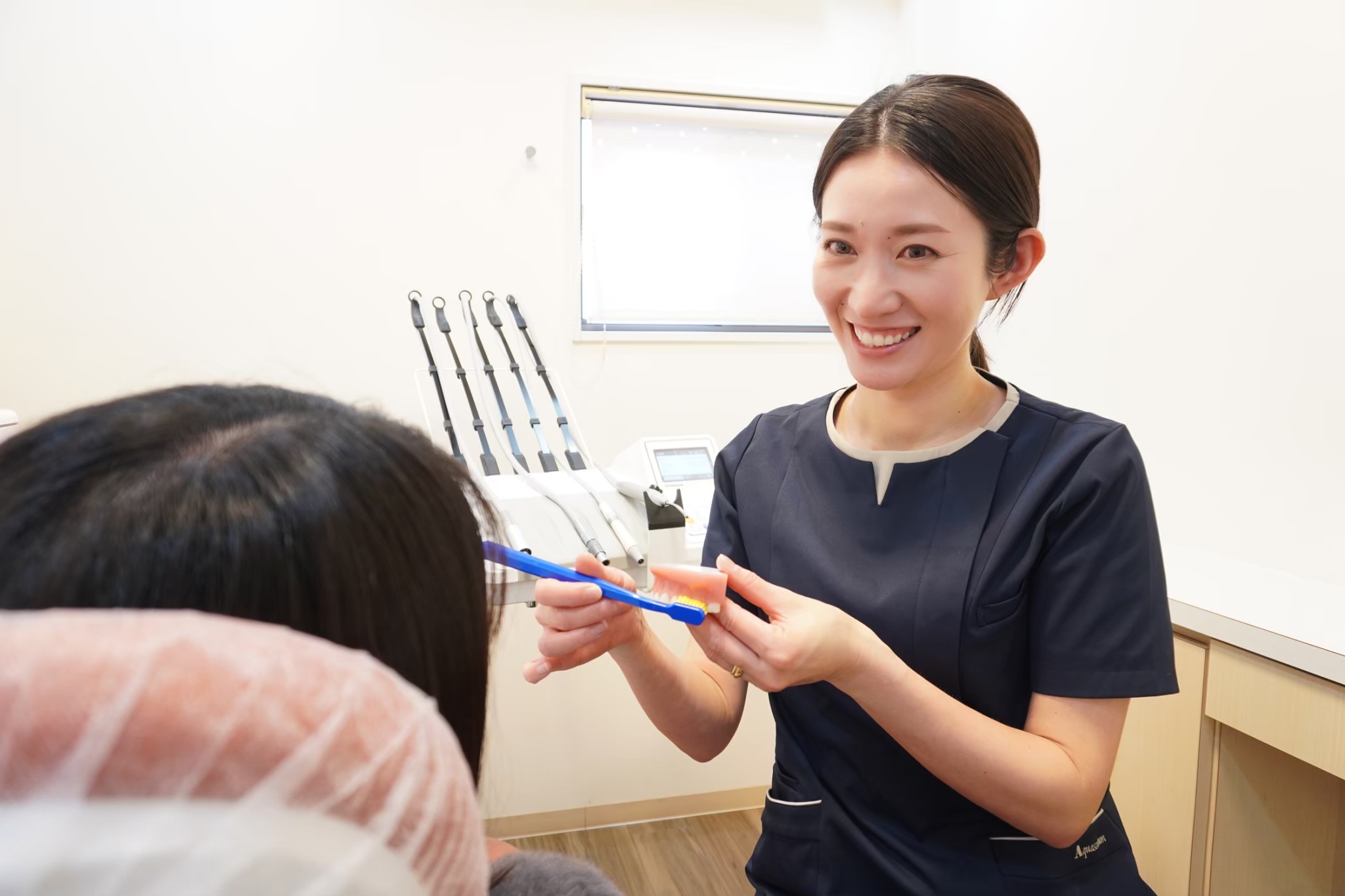 ご家族にブラッシング指導を行い予防をサポートする様子