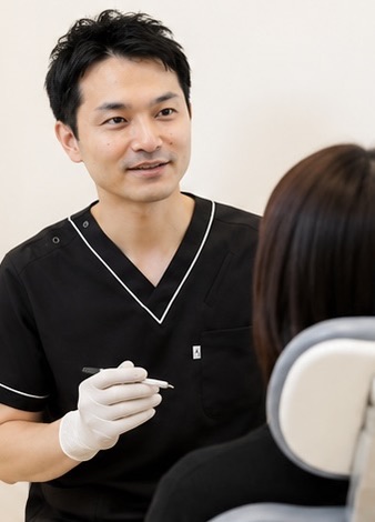 患者さんに説明する外科処置を得意とする院長・吉野